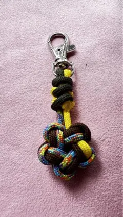 みつばち✴︎ハンドメイド パラコード 編み込みノットチャーム ナスカン付き