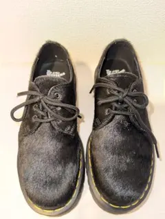 ファー仕上げ 黒 レースアップシューズ