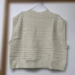 アイボリー ケーブル編み ニットベスト Lサイズ