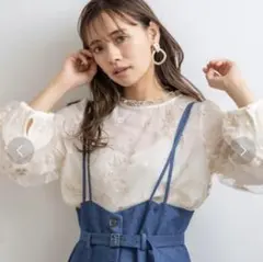 フローラルレース刺繍ブラウス