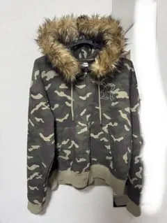 迷彩柄ファー付きジップパーカー