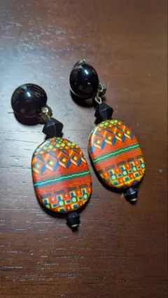 幾何学模様のオレンジと青のイヤリング