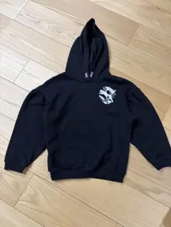 PUMA　黒いフード付きパーカー