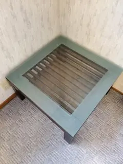 ガラス天板のスクエアテーブル
