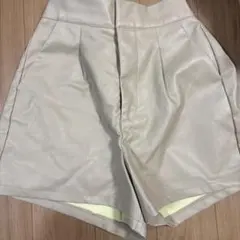 ベージュ 合成皮革 ショートパンツ　Freeサイズ