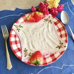 レースハンカチ苺プレート　赤　皿　食器　メルヘン　いちご　ギンガムチェック　作家