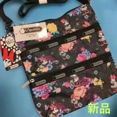 ミニーマウスと花柄のデザインが特徴のLeSportsacショルダーバッグ