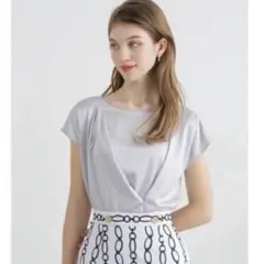 ★タグカット新品未使用★定価19,800円サテンスムースカットソーのサムネイル