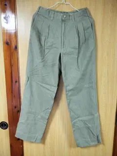 カーキ チノパン