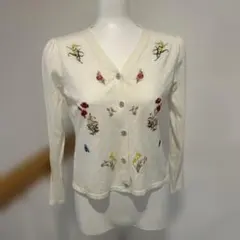 スーパービューティー刺繍入り Vネックカーディガン