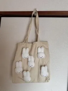 ウサギのぬいぐるみ付きトートバッグ