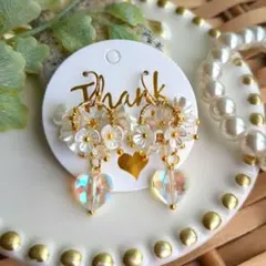 ハンドメイド ❤︎ お花 苺 ♡ ビジュー ピアス風 イヤーカフ