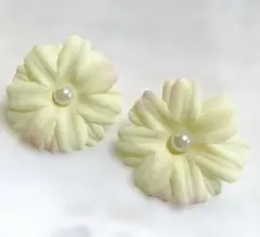 大ぶりフラワーピアス 布花 パール調 パステルイエロー 立体 花モチーフ 両耳用