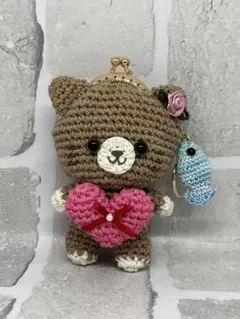 ハンドメイドハートがま口編みぐるみキーホルダー☆お魚チャーム付き