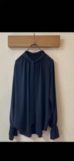 BEIGE 黒ブラウスのサムネイル