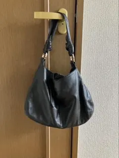 LOEWEワンショルダーバッグ　肩掛け　アナグラム　ロゴ型押し　ナッパレザー黒