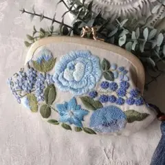 ブルーローズのブーケのがま口ポーチ　リバティ　手刺繍　ハンドメイド