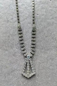 エレガントなV字型ジルコニアネックレス