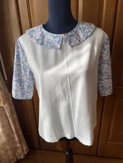 ハンドメイド　薄いブルーの布にえりは花柄のリバティ布使用、半袖ブラウス