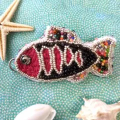 ビーズ刺繍ブローチ　ハンドメイド　魚ブローチ　㉜