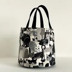 ハンドメイド　黒色底板付き　生成り色地　沢山の猫柄プリント　丸底トートバッグ♪