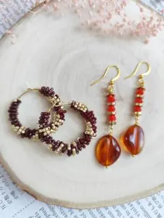 2ペアセット　フックとフープピアス　赤と金色のビーズ 　まとめ売り