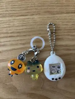 たまごっちシャカシャカチャーム白＆めじるしチャームめめっち・やんぐまめっち