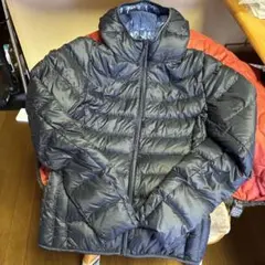 男女兼用、ユニクロ、フード付きブラックダウンジャケット