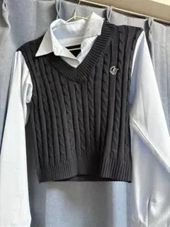 ケーブルニットロゴ刺繍ベスト（ネイビー）