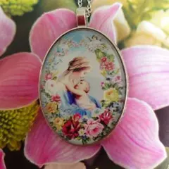 花に包まれたマリア様と幼子イエス様美しいガラスロザリオネックレスお守りペンダント