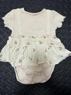 フラワーフリルロンパース　80㎝　バースデイ