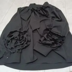 フラワーモチーフ付き黒長袖ブラウス