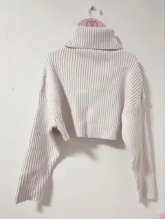 ホワイトリブ編みハイネックセーター