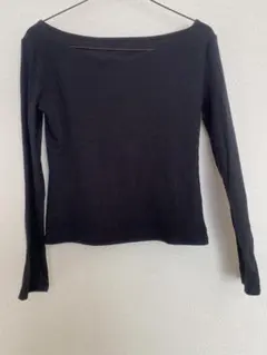 黒のリブ編みボートネック長袖トップス