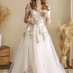 【未使用】【お値下げ可能】花柄刺繍 ウェディングドレス　オーダードレス