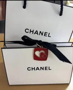 CHANEL レッドハート型チャーム ギフトバッグ付き
