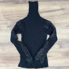 黒いリブタートルネック