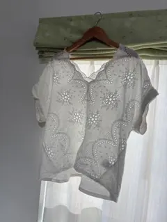 刺繍入りホワイトコットントップス 半袖　アズノーアズ