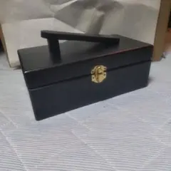 黒い木製アクセサリーケース