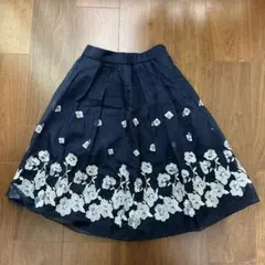 ネイビー 花柄刺繍 ひざ丈スカートのサムネイル