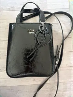 ブラック ミニショルダーバッグ　ハートチャーム付き