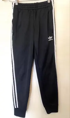 【adidas】3本ライン ブラックジャージパンツ レディース