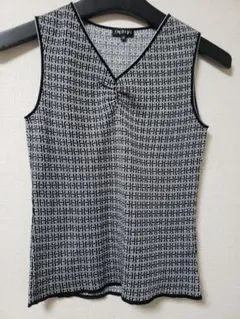 値下げしました　ノースリーブ タンクトップ