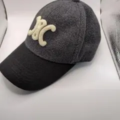 グレーと黒の刺繍ベースボールキャップ