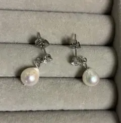 クリスタルのドロップ型ピアス