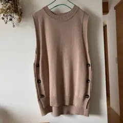 ベージュ ニットベスト サイドスリット Mサイズ ボタン付き