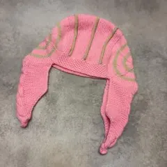 ピンクの耳あて付きニット帽