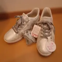 スパッとシューズスニーカー新品タグ付き☆