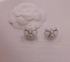 N1004 花形白色耳環