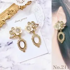 No.211*ホワイトフラワー　ビジュー　フレームチャーム　ピアス　イヤリング
